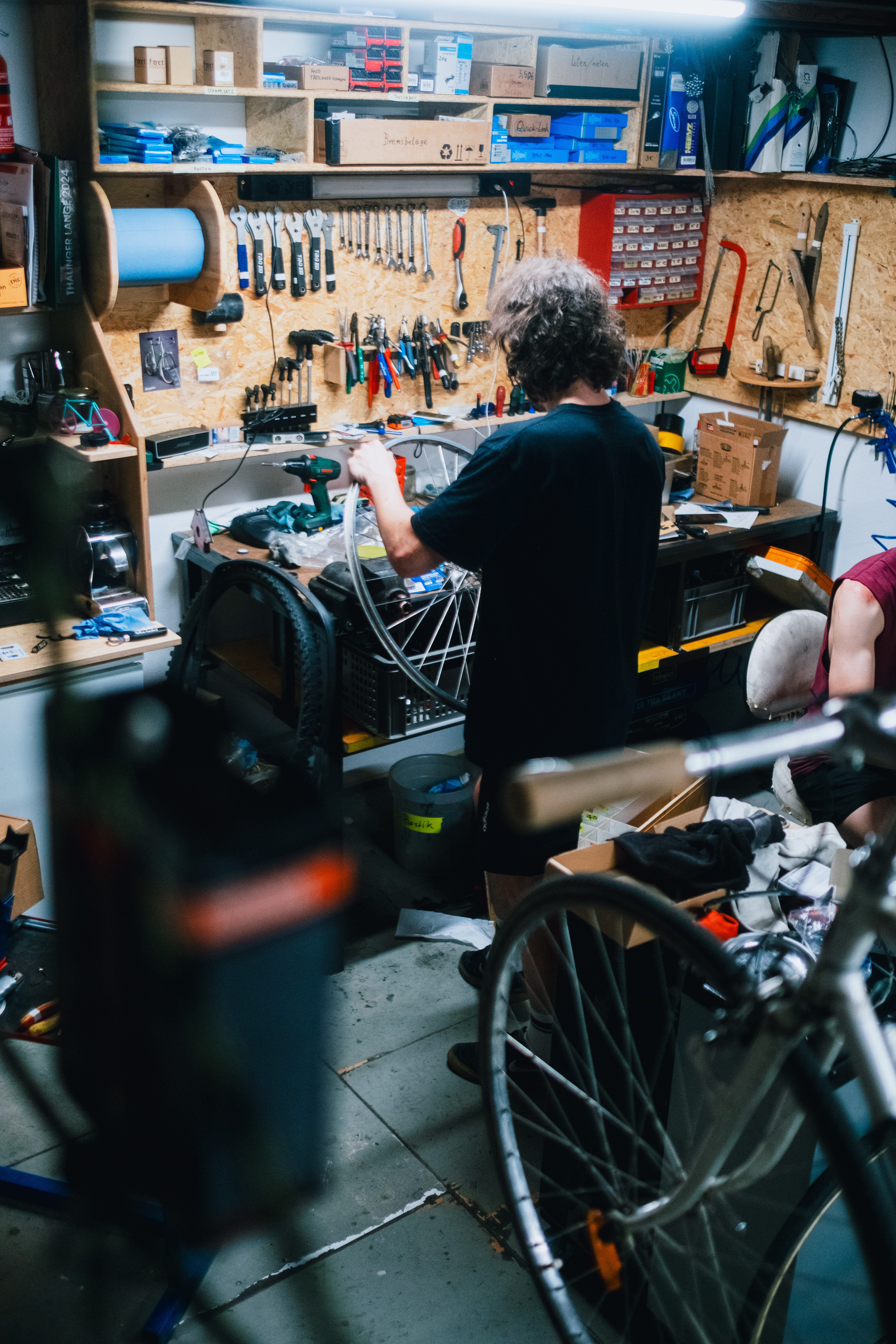 Reparatur eines Laufrades in der Fahrradwerkstatt