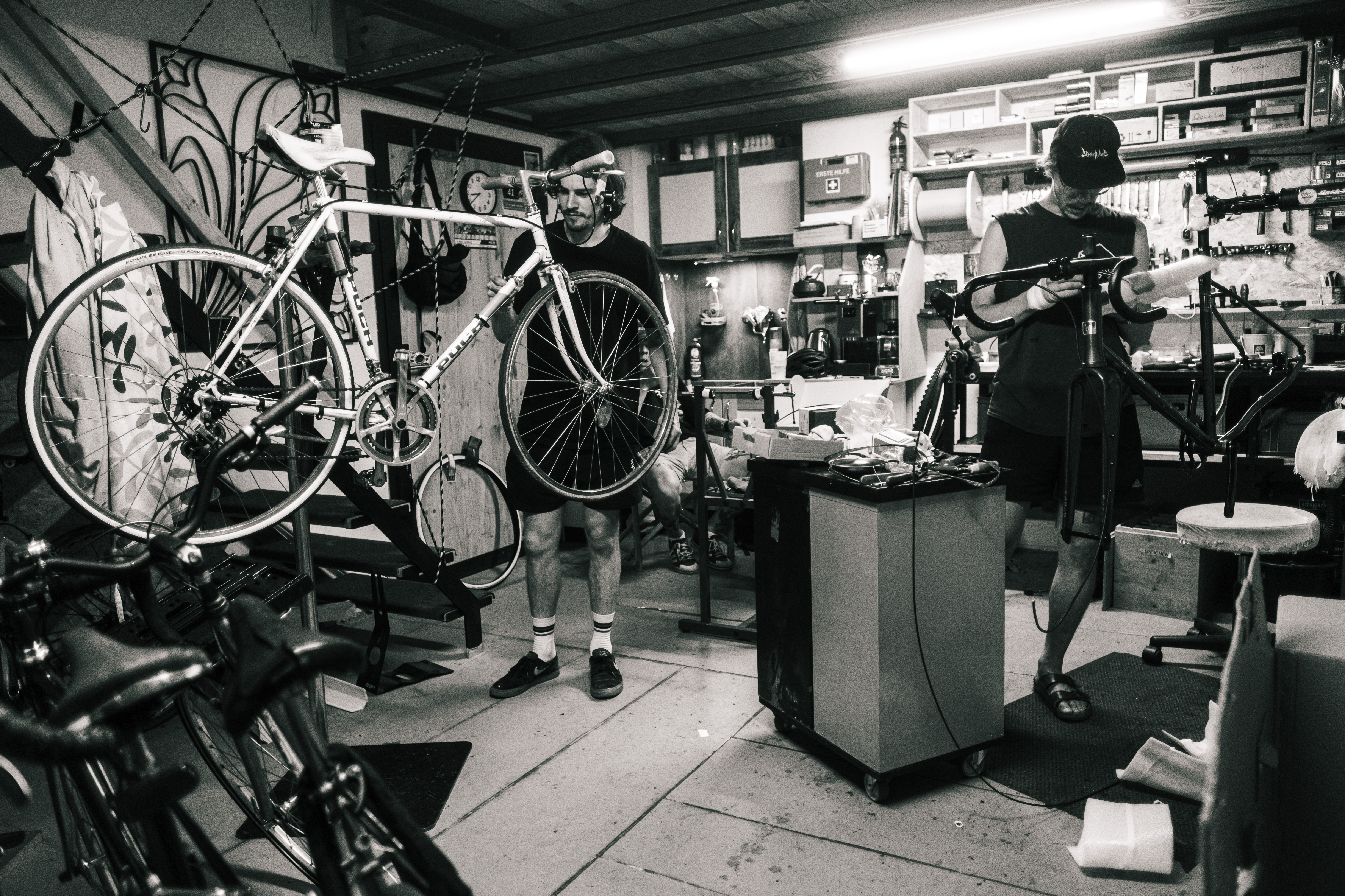Service an einem Fahrrad in der Radstube
